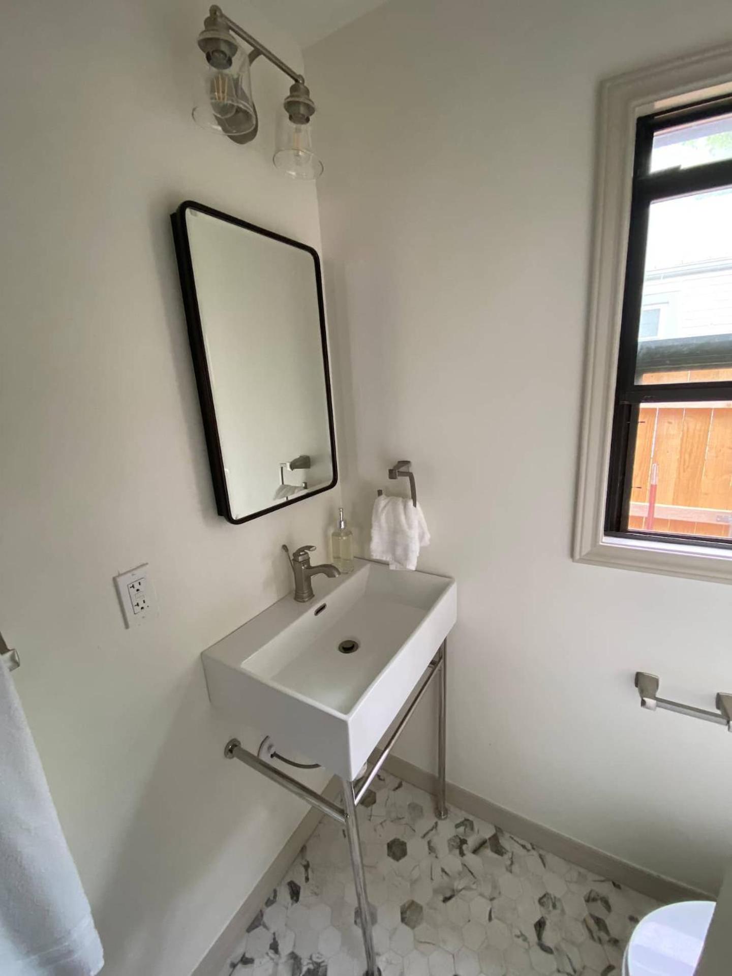 Campus Cottage Kng Bed! Walk To Uco And Downtown 爱德蒙得 外观 照片